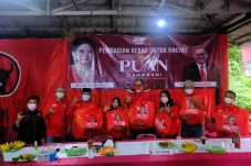 Putra Nababan Salurkan...