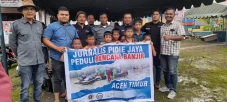 Wartawan di Aceh Berikan...