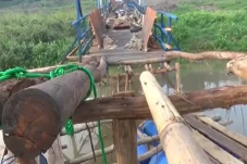 Ambruk Jembatan Jembalas...