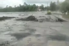 Diterjang Lahar Semeru,...