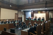 Hakim Tunda Pembacaan...