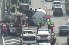 Truk Bermuatan Batu...