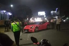 Pemotor Penabrak Supercar...