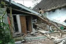 628 Gempa Bumi Guncang...