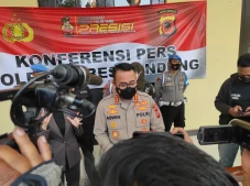 4 Pria Haus Seks Pengguna...