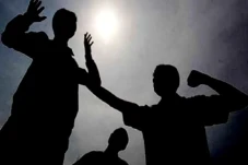 Bandung Gempar, Belasan...