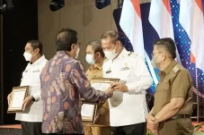 Menteri ATR Serahkan...