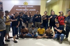 Haus Seks, 6 Pemuda...