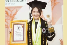 Sederet Artis Lulusan...