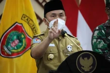 Gubernur Sugianto Desak...