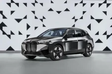 BMW Pamer Mobil Berbaju...