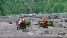 Menantang Maut, Warga...