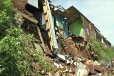 4 Rumah Hancur Diterjang...