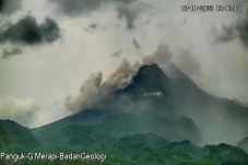 Merapi Meletus, Muntahkan...