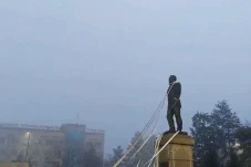 Massa Marah, Robohkan...