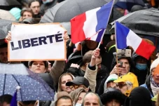 Demonstran Anti-vaksin...