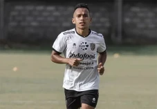 Irfan Jaya Cetak Debut...