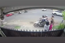 Telepon di Pinggir Jalan,...
