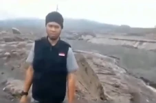 Sesajen di Semeru Ditendang...