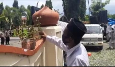 Warga Tanam Pohon Pengusir...