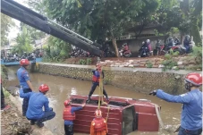 Diduga Mengantuk, Mobil...