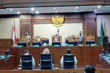 Nia Ramadhani Ikhlas...