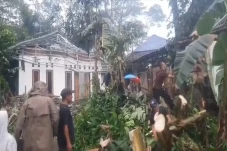Disapu Angin Kencang,...