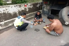 Polisi Beri Nasi Bungkus...