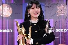 IU Tampil Mewah di Golden...