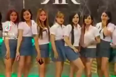 Viral Pemandu Lagu Karaoke...