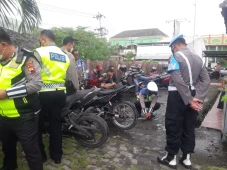 Razia Knalpot Brong,...