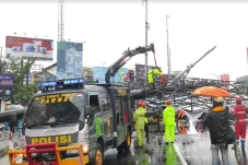 Mengerikan, Baliho Raksasa...