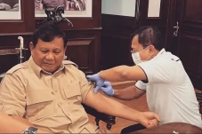 Prabowo Disuntik Booster...