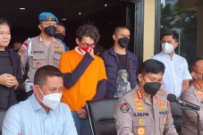 Ardhito Pramono Pakai...