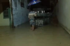 Diterjang Banjir Setinggi...