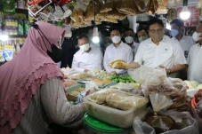 Pantau Harga Minyak...