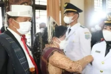 Minta Bantuan Istri...