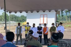 Tinjau Huntara Korban...