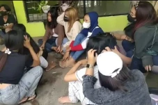 11 Wanita dan Pria Tanpa...