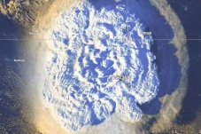 Dampak Tsunami Tonga,...