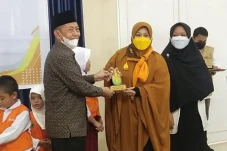 Erna Rasyid Diberi Penghargaan...