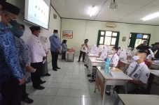 Tinjau PTM 100% di SMAN...