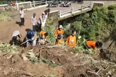 Tebing 25 Meter di Lereng...