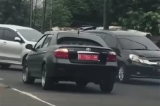 Mobil Pelat Merah Lawan...
