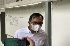 Berkemeja Putih, Haris...
