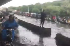 Terobos Banjir, Ratusan...