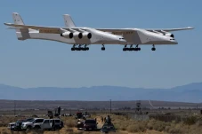 Pesawat Induk Roc Stratolaunch...