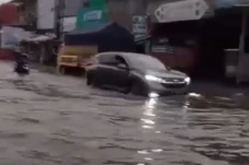 Pasca Hujan Deras, Pondok...