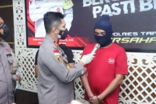Tenteng Pistol Bergaya...