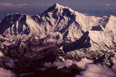 Wajah Muram Gunung Everest,...